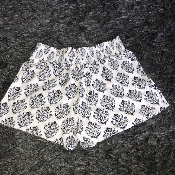 Black and white pattern flowy shorts - Picture 2 of 3